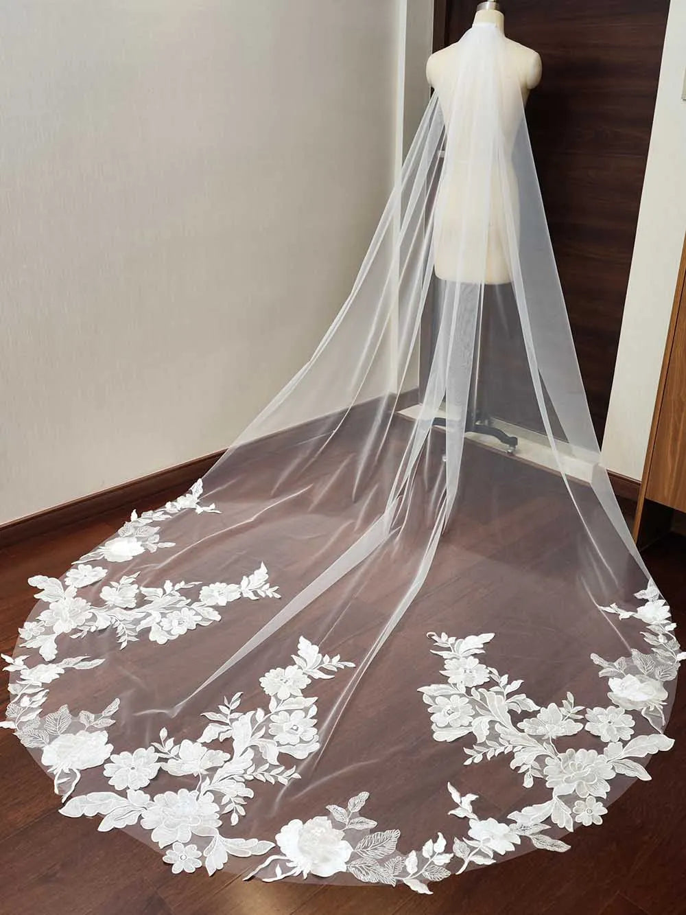 Customized Floral Lace High Quality Wedding Bridal Veil with Comb 3 Meters Long Single Tier